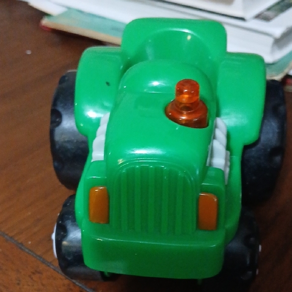 Green Farm Tractor Toy with Black Wheels And 3 Fresh SR44 Batteries Music Plays - Picture 3 of 6